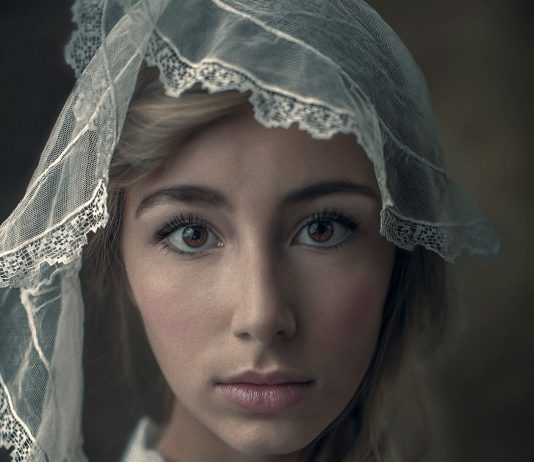 Ewa Cwikla, Toveren met licht