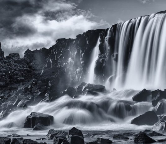 Praktijk: filters voor fotografen De Öxarárfoss waterval op IJsland, gefotografeerd met een ND-filter.
