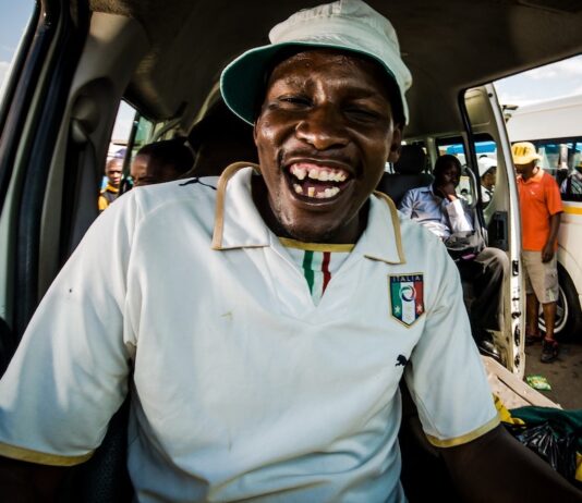Bericht uit Zuid-Afrika #12 Bericht uit Zuid-Afrika #12-lachende taxi chauffeur in Johannesburg