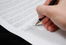 4 dingen die in het echt anders gaan dan in films handtekening op papier