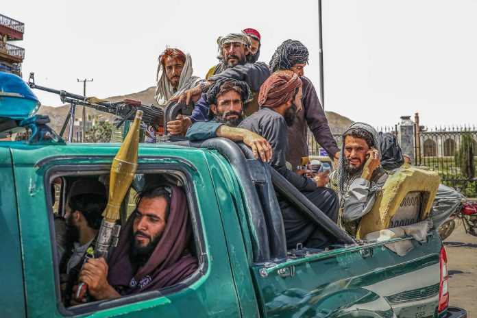 focus-magazine-Taliban fighters are seen on the back of a vehicule in Kabul, August 2021. Foto Hedayat Amid Hedayat Amid