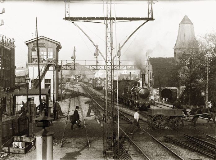 focus-magazine-Beelddrager A. Weesperpoortstation, Jacob Olie, 1895, Stadsarchief Amsterdam.