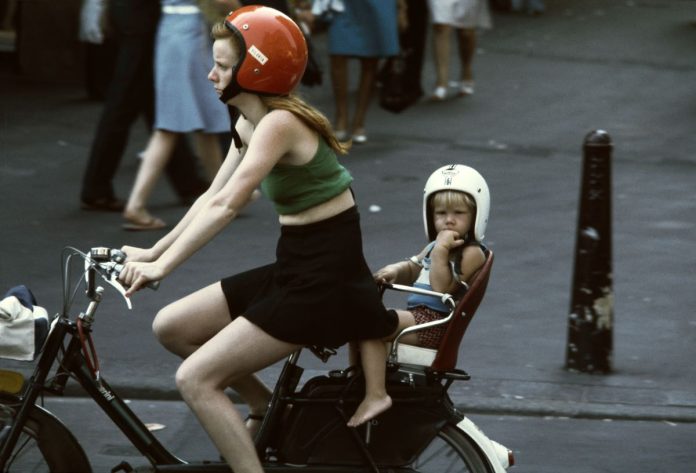 focus-magazine-Vrouw en kind op de bromfiets. Ed van der Elsken, 'Amsterdam', 1973-1975.