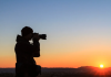 Fotografie op reis? Dit wil je weten! man fotografeert bij zonsondergang