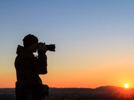 man fotografeert bij zonsondergang