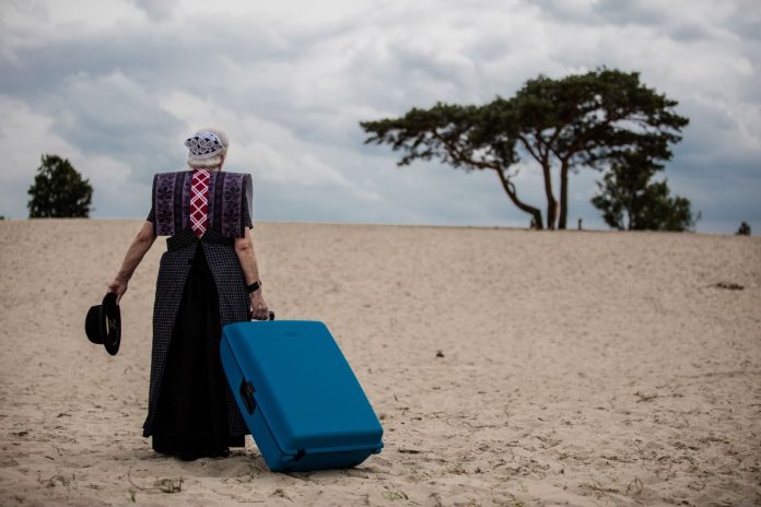 Hendrikje met blauwe koffer in Lange Duinen Soest 7mb Het Wilde Oog