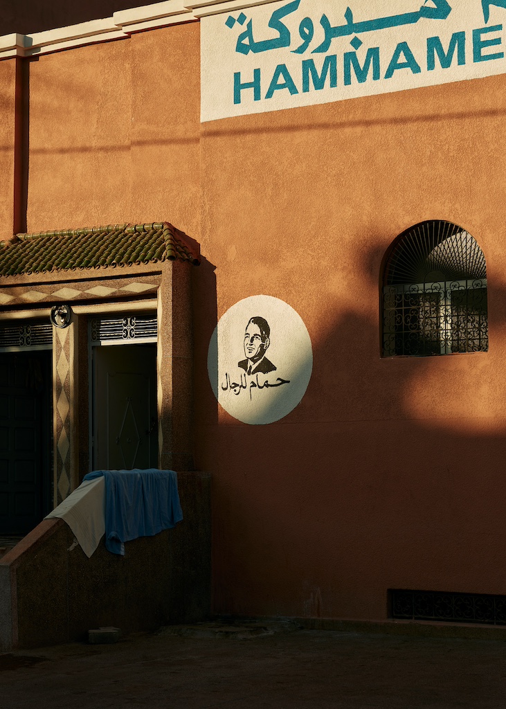 Vanaf 18 april presenteert Museum Hilversum Dreamland – Yallah – Bladi, de eerste museale solotentoonstelling van fotograaf Mounir Raji.
