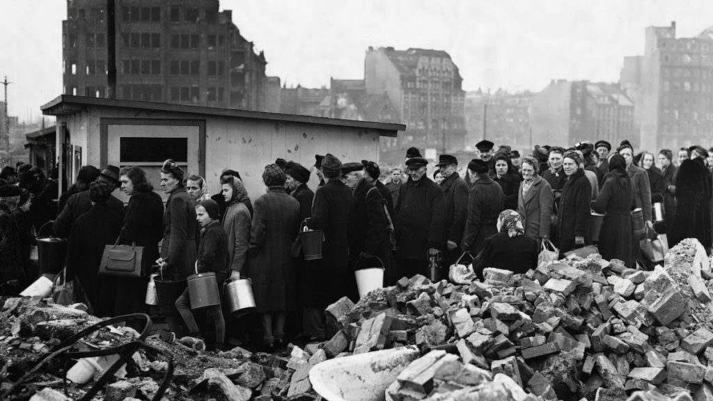 Citizens of Hamburg waiting for soup rations (1946). Foto: Fred Ramage.