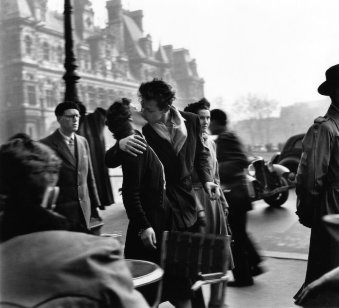 Le_baiser_de_l_Hotel_de_Ville-Paris-1950cAtelier_Robert_Doisneau (1) ROBERT DOISNEAU