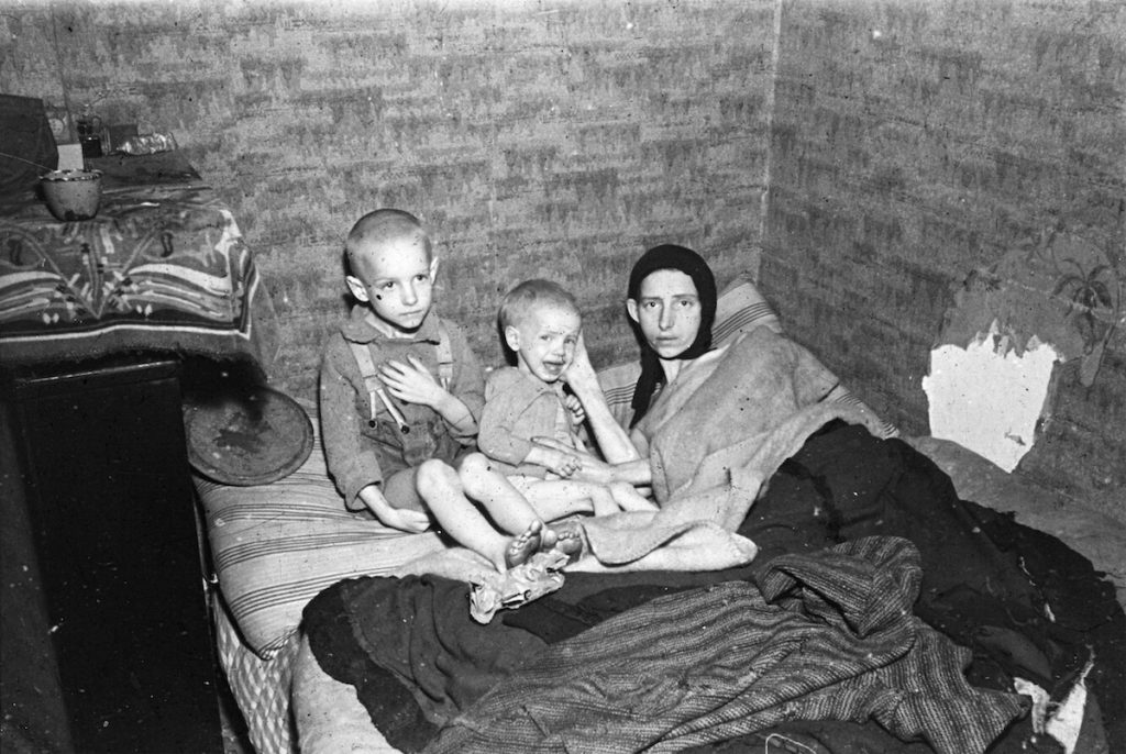 Moeder en kinderen in Den Haag, Hongerwinter (1944). Foto Menno Huizinga.